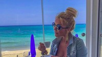 Walaupun banyak yang meragukan kemampuannya, Cristina Szeifert bersikap masa bodoh dan menikmati hidup dengan jalan-jalan. (cristinaszeifert/Instagram)