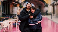 Beberapa waktu lalu foto ini sempat membuat heboh karena Dharma seperti berpose dengan pacarnya bukan sang ibu. Dok. Instagram/dharmamh