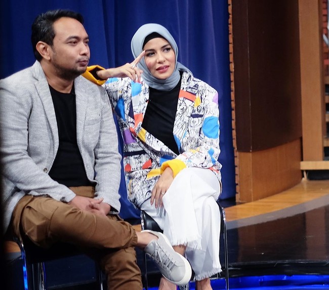 Meisya Siregar tak ragu memadukan warna cerah dan kaya motif pada penampilan berhijabnya. Sebagai penyeimbang, dia memakai busana lain berwarna netral. Foto: Instagram @ meisya__siregar