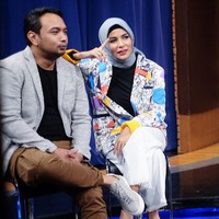 Meisya Siregar tak ragu memadukan warna cerah dan kaya motif pada penampilan berhijabnya. Sebagai penyeimbang, dia memakai busana lain berwarna netral. Foto: Instagram @ meisya__siregar