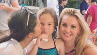 Ailey terlihat bahagia menghadiri perayaan ulang tahun anak perempuan cantik ini. Momen tersebut dilengkapi cake berwarna pastel yang menggemaskan. Foto: Instagram aileymacqueen