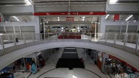 Pasar Modern Intermoda yang bersih dan rapi. Di dalam pasar juga tersedia food court yang cukup bersih.