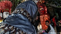 Saat ini permintaan pembuatan ondel-ondel terus meningkat,  sehingga setiap harinya para perajin terus membuat karya seni asli dari Jakarta tersebut.