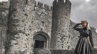 Saat di Inggris, dia berkunjung ke Amberley Castle dan mengabadikan momen berbusana serba hitamnya. (cristinaszeifert/Instagram)