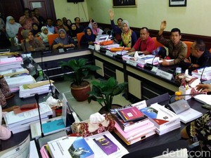 Anak Tak Diterima di SMP Pilihan, Puluhan Wali Murid Geruduk DPRD Surabaya