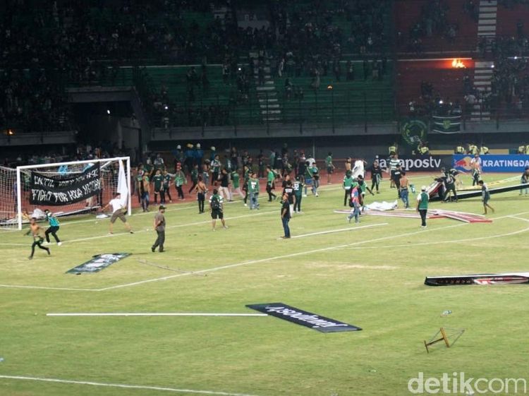 Ricuh Bonek Warnai Laga Persebaya vs Madura United