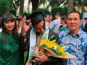 Momen Lain Kompaknya Tata Regita dan Tommy Soeharto di Wisuda Anak