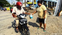 Perlintasan kereta itu hanya dijaga oleh warga secara sukarela.