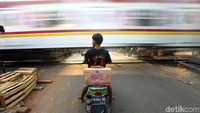 Perlintasan yang sering dilalui kereta jurusan Tanah Abang-Rangkasbitung ini selalu ramai dilintasi warga.