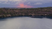 Biasanya turis yang datang ke sini tidak hanya bisa menikmati kejernihan danau dan berfoto ria. Namun juga juga bisa trekking menjelajahi Nelson Lakes National Park. (iStock)