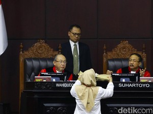 Saksi Bawa Bukti Lembaran dan Amplop, Ini Kata Tim Hukum Prabowo