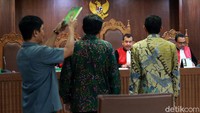 Saksi diambil sumpahnya usai memberikan keterangan dalam sidang lanjutan kasus suap jual-beli jabatan di Kemenag.