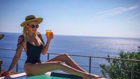 Saat di Italia, dia menginap di Le Capase, resort cantik di tepi pantai Italia. (cristinaszeifert/Instagram)