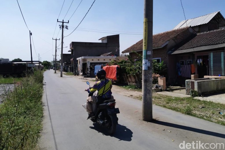 Warga Keluhkan 3 Tiang Listrik Halangi Jalan di Baleendah Bandung Warga Keluhkan 3 Tiang Listrik Halangi Jalan di Baleendah Bandung