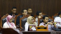 Nur Latifah (kiri) mengaku menyaksikan anggota KPPS mencoblos sekitar 15 surat suara.