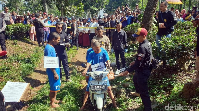 Polisi Rekonstruksi Pembunuhan Pria Bertato Bandel di Cianjur Polisi Rekonstruksi Pembunuhan Pria Bertato Bandel di Cianjur