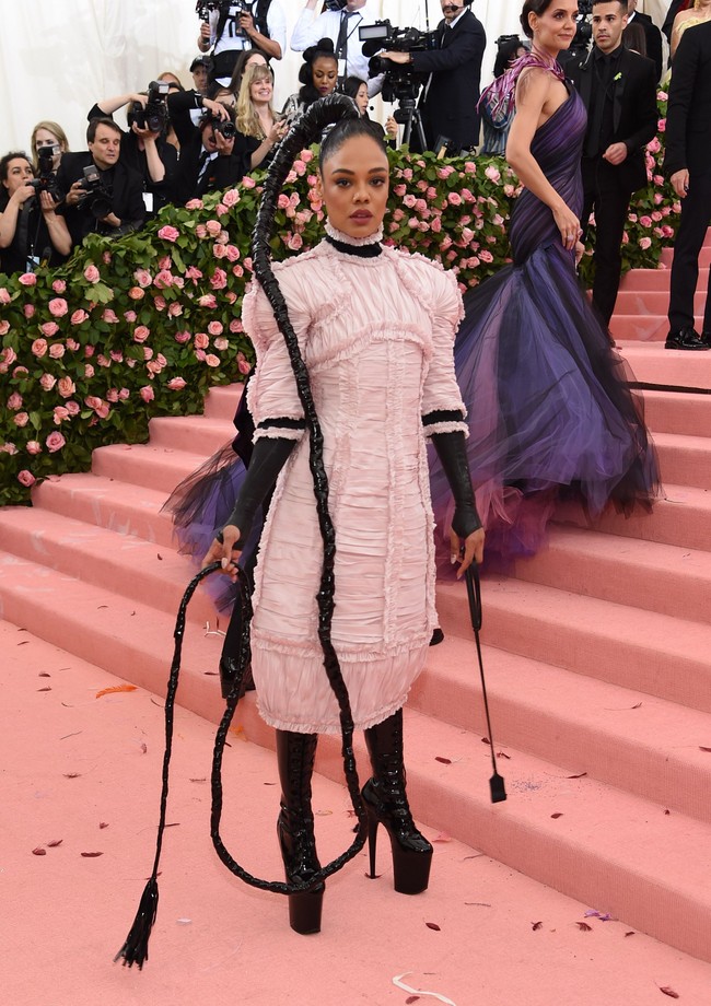 Di MET Gala 2019, Tessa Thompson memakai gaun pink dari koleksi couture Chanel Fall 2016/2017. Meski koleksi lama, Tessa memberi sentuhan baru dengan rambut panjang sebagai cambuk. (Foto: Getty Images)