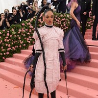 Di MET Gala 2019, Tessa Thompson memakai gaun pink dari koleksi couture Chanel Fall 2016/2017. Meski koleksi lama, Tessa memberi sentuhan baru dengan rambut panjang sebagai cambuk. (Foto: Getty Images)