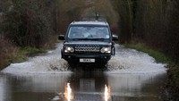 Ketangguhan Land Rover untuk melewati kebanjiran juga tak perlu diragukan lagi, kendaraan ini cocok untuk travelling apalgi yang berhubungan dengan alam. 
