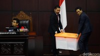 Petugas membawa masuk sejumlah box kontainer dalam sidang lanjutan sengketa Pilpres 2019 di MK.