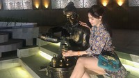 Malam-malam ngejamu yuk, tulis Putri pada keterangan fotonya. Posenya lagi duduk di samping patung penjual jamu gendong nih. Foto: instagram @17.putrijuby