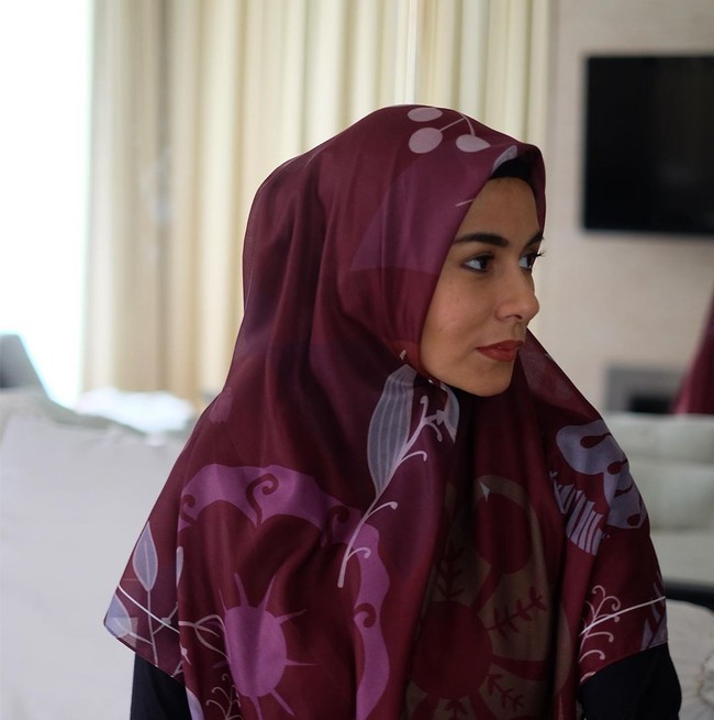 Hijab segitiga motif yang sedang tren pun dicoba Meisya Siregar pada penampilan barunya. Foto: Instagram @ meisya__siregar