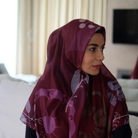 Hijab segitiga motif yang sedang tren pun dicoba Meisya Siregar pada penampilan barunya. Foto: Instagram @ meisya__siregar