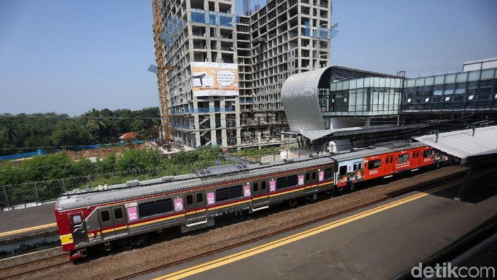 Masyarakat menggunakan fasilitas tranpostasi di Stasiun Cisauk, Kabupaten Tangerang, Banten, Rabu (19/6/2019). Gedung baru stasiun Cisauk beroperasi dan terintegrasi dengan pengembangan kawasan Intermoda BSD City yang berorientasi pada kemudahan akses transportasi publik atau Transit Oriented Development (TOD). Berdiri di atas lahan seluas 11.440 meter persegi, Stasiun Cisauk dibangun dengan konsep arsitektur futuristik serta dilengkapi fasilitas-fasilitas yang mengakomodasi kebutuhan masyarakat. Stasiun memiliki dua lantai dengan dilengkapi eskalator dan lift yang memudahkan pergerakan penyandang disabilitas.