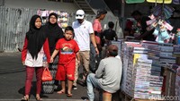 Beberapa warga datang bersama sanak keluarga untuk berbelanja.