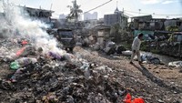Tak sedikit warga yang datang ke Jakarta untuk mengadu nasib dan memperbaiki kondisi hidup namun beragam faktor membuat mereka sulit untuk keluar dari jerat kemiskinan. Hidup di kawasan kumuh jadi salah satu cara mereka untuk bertahan hidup dan memiliki tempat tinggal meski kurang layak.