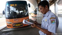 BSD City menyediakan 13 armada bus yang berangkat sekitar 5 menit sekali.
