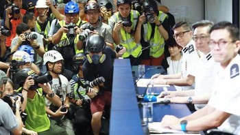 Para reporter Hong Kong kompak memakai helm, masker mata, serta rompi guna mengekspresikan ketidakpuasan mereka terhadap aksi polisi saat demo berlangsung. (Foto: Boredpanda)