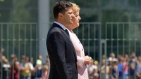 Sementara itu, Zelensky yang merupakan Presiden baru Ukraina menyatakan dirinya siap menolong Merkel apabila diperlukan. Dia berdiri di samping saya dan benar-benar aman, katanya. Foto: Photo by Tobias SCHWARZ/AFP