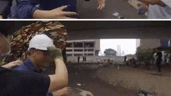 Para pendemo memberikan helm serta payung kepada reporter untuk melindungi dari tembakan gas air mata. (Foto: Boredpanda)