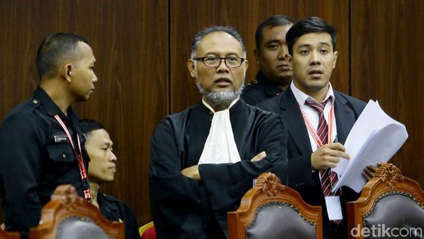 BW vs Hakim MK Arief Hidayat Kian Panjang