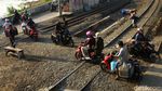 Bahaya! Perlintasan KA di Karet Ini Tak Berpalang Pintu
