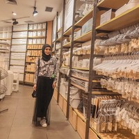 Pada saat menjalankan ibadah umrah delapan tahun lalu, Meisya merasakan nikmatnya memakai hijab. Namun ketika sampai kembali ke Tanah Air, dirinya goyah untuk meneruskan berhijab. Barulah saat 10 hari terakhir Ramadan dia benar-benar yakin untuk mengubah penampilannya. Foto: Instagram @ meisya__siregar