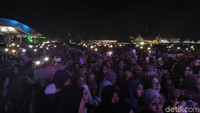 Konser tersebut digelar secara syariat agama Islam dan memisahkan penonton pria dan wanita.