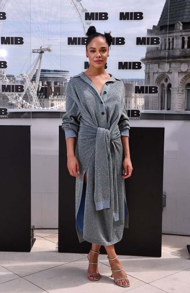 Terusan Lanvin bergaya sweater yang mengilap menjadi andalan aktris 35 tahun itu. Ia memadukannya dengan high-heels bergaya minimalis. (Foto: Getty Images)