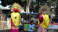 Nah, sepasang ondel-ondel siap untuk dipamerkan.