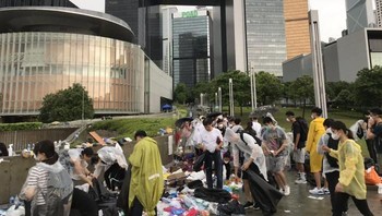 Para pendemo membersihkan sampah bahkan memilah mana saja sampah yang bisa didaur ulang ataupun yang tidak dapat digunakan lagi. (Foto: Boredpanda)