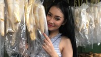 Tak melulu tampil glamour, Putri juga bisa pose santai bersama ubi dan peyeum nih. Senyum manis Putri pasi bikin tapi khas jabar ini makin manis ya. Foto: instagram @17.putrijuby
