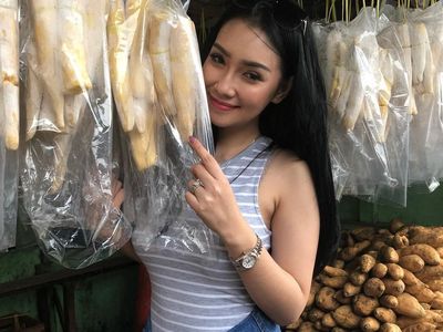 Kulineran Santai Putri Juby, Model Seksi yang Dikabarkan Dekat dengan Delon