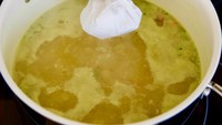 Tidak perlu khawatir saat memasak hidangan kuah berlemak seperti sop atau soto. Lemak yang terkandung dalam kuah dapat diminimalisir dengan mengangkatnya menggunakan bongkahan es. Caranya, masukkan es dalam tisu dapur kemudian taruh tisu ke atas kuah hingga lemak menempel. Foto: Istimewa