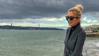 Gayanya di Portugal yang sangat stylist kan. Jadi Cristina bisa melukis nggak sih sebenarnya (cristinaszeifert/Instagram)