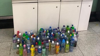 RUU itu menuai protes luas dari banyak kalangan di Hong Kong, mulai dari kalangan pro-bisnis, pengacara hingga mahasiswa dan tokoh pro-demokrasi serta kelompok keagamaan. Mereka mengkhawatirkan RUU itu akan melemahkan penegakan hukum di Hong Kong. Dengan rapi para demonstran mengumpulkan botol-botol bekas minum yang kemudia diletakkan tong sampah. (Foto: Boredpanda)