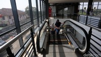 Stasiun Cisauk yang berlantai dua itu dilengkapi eskalator dan lift untuk memudahkan pengguna kereta api yang juga kini sudah terintegrasi. Agung Pambudhy/detikcom  