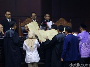 Saksi Prabowo Bawa Amplop Coklat di Sidang Sengketa Pilpres