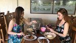 Kulineran Santai Putri Juby, Model Seksi yang Dikabarkan Dekat dengan Delon