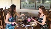 Meski bertubuh langsing, Putri punya hobi kulineran. Lihat saja gayanya ketika menikmati nasi bebek dan plecing kangkung di Bali. Foto: instagram @17.putrijuby